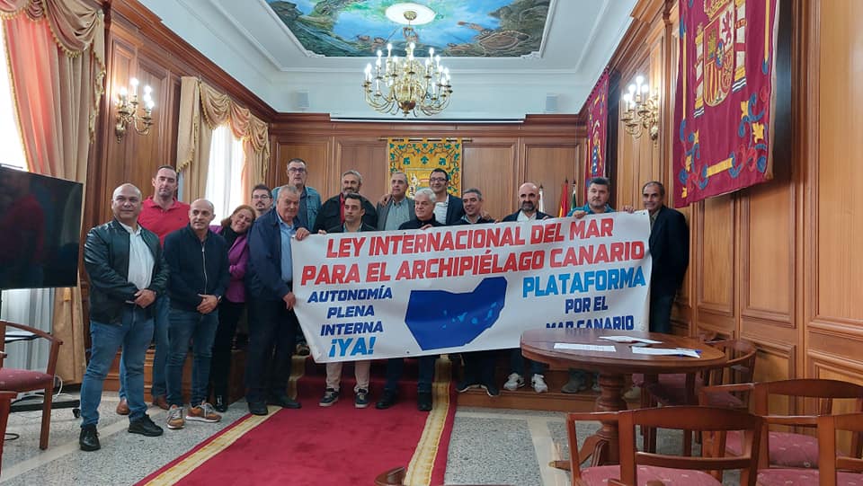 Representantes de todas las instituciones y formaciones políticas en el Salón de Plenos del Ayuntamiento de Valverde la «Declaración de El Hierro»