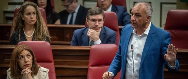 El Parlamento pide que el derecho internacional reconozca a Canarias como archipiélago de Estado